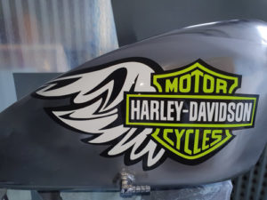 Motorrad Tank Airbrush mit Schrift und Emblem