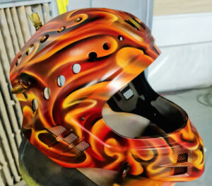 Unihockey Helm Airbrush mit Flammendesign