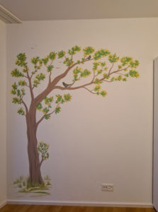 Wandmalerei im Kinderzimmer, der Baum gibt dem Raum in dezenter Art einen Farbkzent.