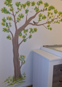 Wandmalerei im Kinderzimmer, der Baum gibt dem Raum in dezenter Art einen Farbkzent.